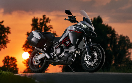 La Ducati Multistrada 950 S se presenta con la decoración GP White, una mezcla de tonos heredados de la Desmosedici GP18