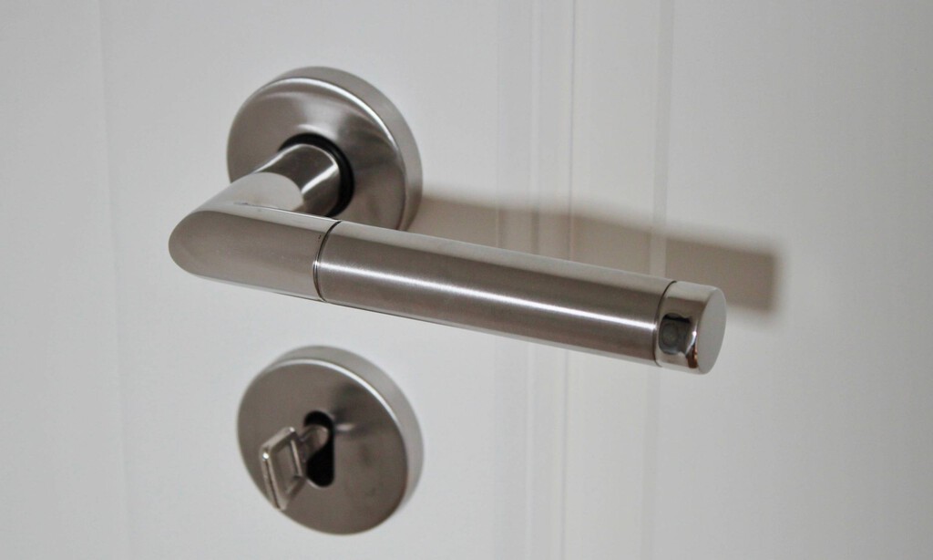 Adiós cerrajeros: esta es la solución barata, fácil y rápida de instalar para abrir la puerta con la llave puesta por dentro 