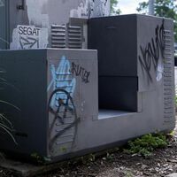 Parece un transformador eléctrico, pero es una moto. Tiene manillar y ruedas, y su creador dice que es "de barrio" 