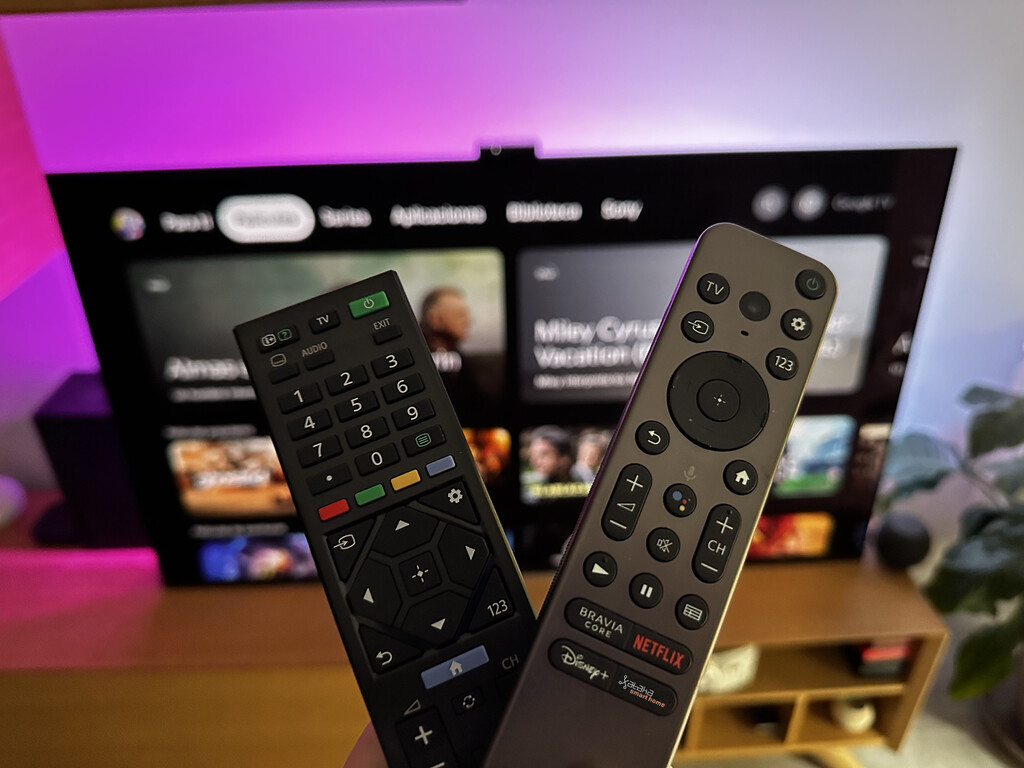 Mi Smart TV viene con dos mandos. Al final uso el que lleva Bluetooth aunque es el que menos botones tiene. Y eso no me gusta