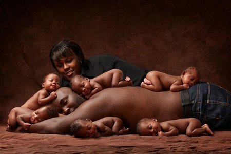 Los padres de los sextillizos más famosos del mundo gastan 52 pañales al día (y cuatro horas para ponerlos)