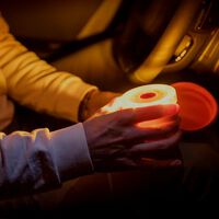 Guía para elegir una baliza V16 según los requisitos de la DGT y evitar las que son una estafa