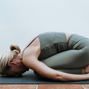 Si quieres evitar los dolores de espalda toma nota de estos ocho asanas que puedes hacer desde casa sin material