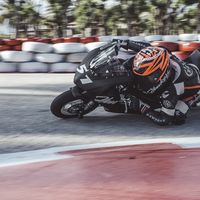 Álex Rins apadrina la Hawkers Racing Academy, formando cantera también en Elche