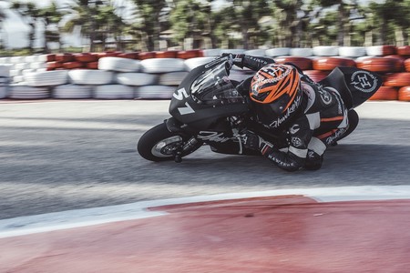 Álex Rins apadrina la Hawkers Racing Academy, formando cantera también en Elche