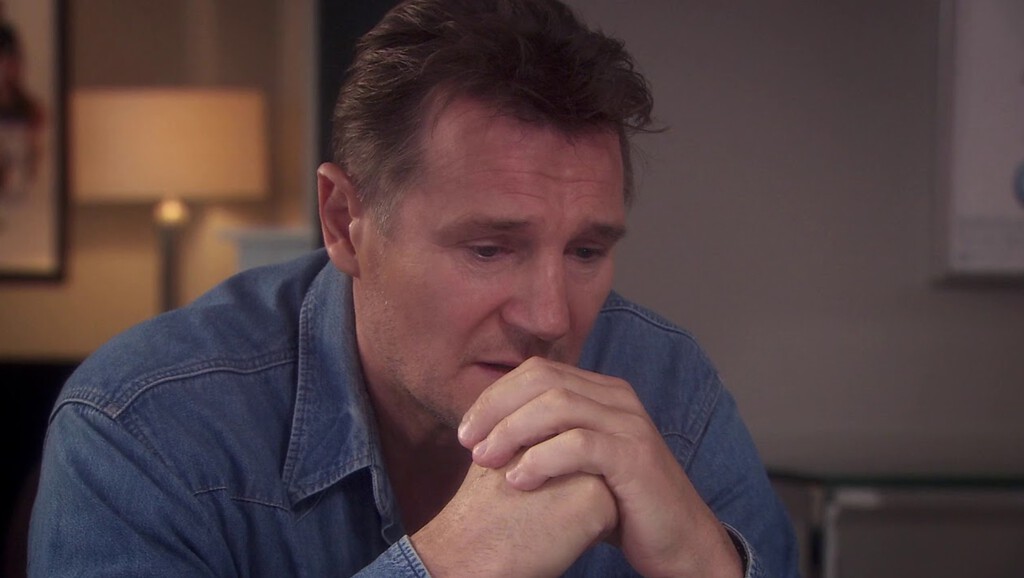 Seth McFarlane cree que Liam Neeson es el único actor vivo que podría hacer lo que hacía Leslie Nielsen. Su hilarante sketch en 'Life's Too Short' lo deja muy claro 