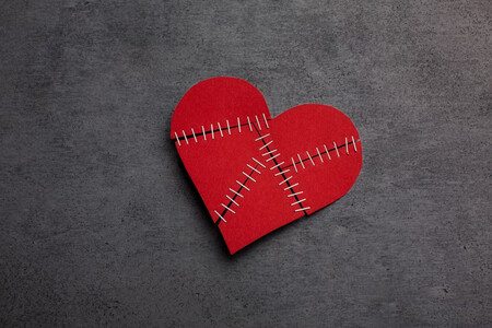 Corazón de papel cosido en los trozos que se ha roto