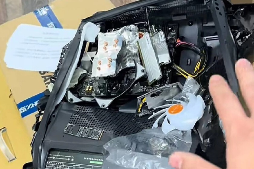 "¿Puedes comprobar si funciona?". Recibe un PC Gaming destrozado y su compañía quiere comprobar si aún es capaz de encender