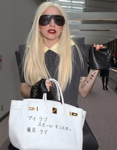 ¡Lady Gaga tiene un nuevo tatuaje en el brazo (y en el bolso)!