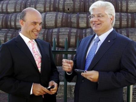 Mike Lazaridis y Jim Balsillie cierran un acuerdo con RIM por valor de 12 millones de dólares en compensaciones