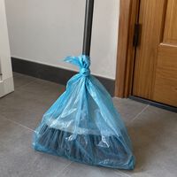 Una bolsa de plástico puede cambiar cómo barre una escoba. El problema es que algunos suelos no se llevan bien con el truco