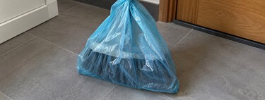Una bolsa de plástico puede cambiar cómo barre una escoba. El problema es que algunos suelos no se llevan bien con el truco