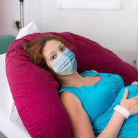 Una embarazada, que no quiso usar mascarilla en el parto ni hacerse PCR, obliga a los sanitarios a atenderla con equipos de protección