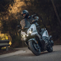 El SYM ADX 300 es el nuevo scooter-trail para el carnet A2 que por 2.000 euros menos le aprieta las tuercas al Honda ADV 350
