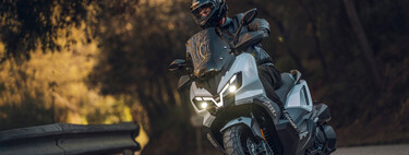 El SYM ADX 300 es el nuevo scooter-trail para el carnet A2 que por 2.000 euros menos le aprieta las tuercas al Honda ADV 350