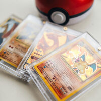 Los expertos coinciden: "Guardar tus cartas de Pokémon en carpetas de plástico comunes las está arruinando sin que te des cuenta" 