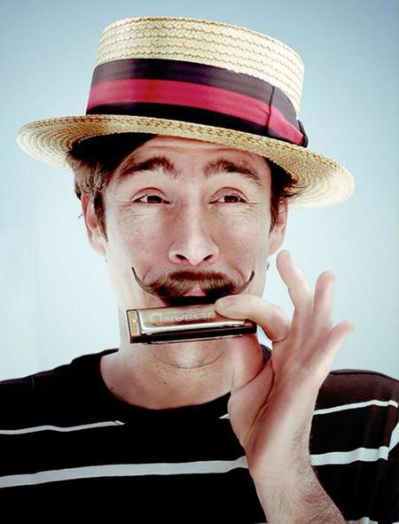 Para el grooming perfecto, las tijeras para bigote con peine de Tweezerman