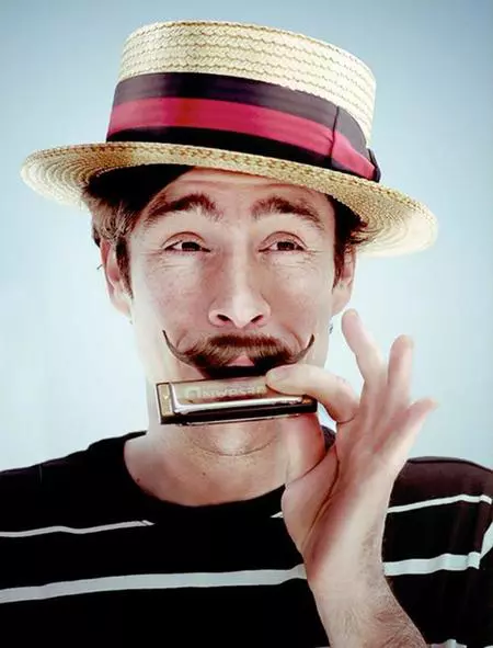 Para el grooming perfecto, las tijeras para bigote con peine de Tweezerman