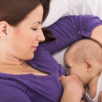 Practicar colecho con bebés que son amamantados de forma exclusiva no aumentaría el riesgo de muerte súbita