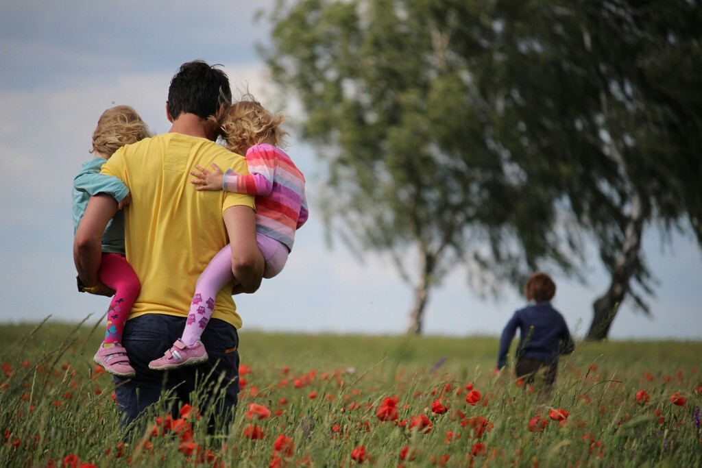 El agotamiento de los padres tiene explicación evolutiva: nos adaptamos para una cosa y estamos haciendo exactamente lo contrario