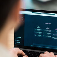 Lo suspendieron por copiar con IA. Sus padres demandarán al instituto porque "perjudican las opciones de su hijo de ingresar en una universidad prestigiosa" 