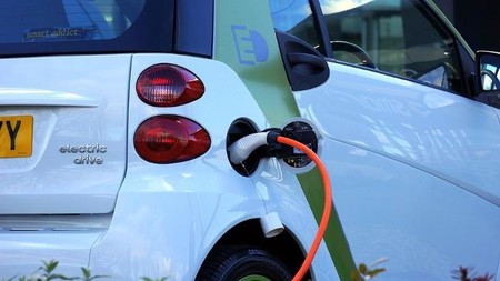 El futuro del coche eléctrico puede hundir el precio del petróleo: ¡hasta los 15 dólares!