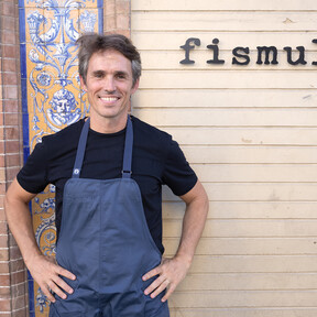 Fismuler llega a Sevilla sin disfrazarse de sevillano: mucho sabor, poca solemnidad y un filete empanado como emblema  