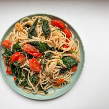 Espaguetis con espinacas y tomates cherry, receta para una cena fácil, con solo cinco ingredientes