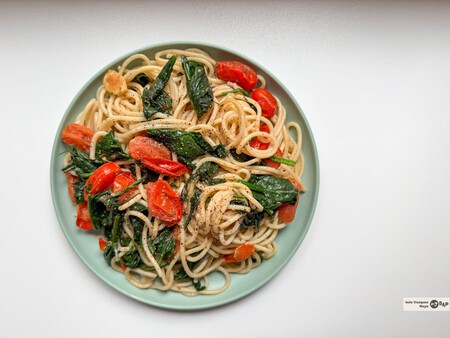 Espaguetis con espinacas y tomates cherry, receta para una cena fácil, con solo cinco ingredientes