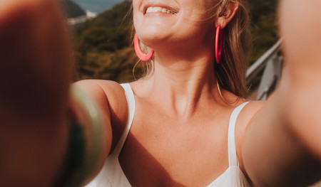 'Unselfie': una IA que transforma tus selfies para que parezca que no sujetas el móvil