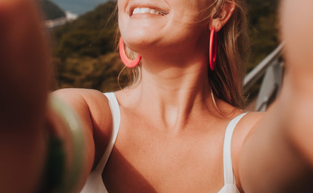 'Unselfie': una IA que transforma tus selfies para que parezca que no sujetas el móvil
