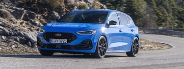 Estoy triste, me acabo de enterar que Ford ha fabricado el último Focus ST. Con él mueren los coches compactos deportivos para todos