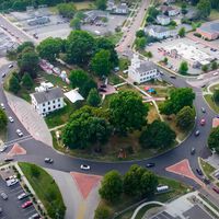 Hoy, en retos absurdos: estos youtubers han dado casi 1.900 vueltas a una inmensa rotonda durante 24 horas solo por las risas