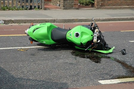 Le roban la moto tras sufrir un accidente 