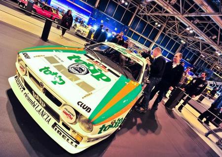 Miki Biasion junto a Teo Martín firmando 