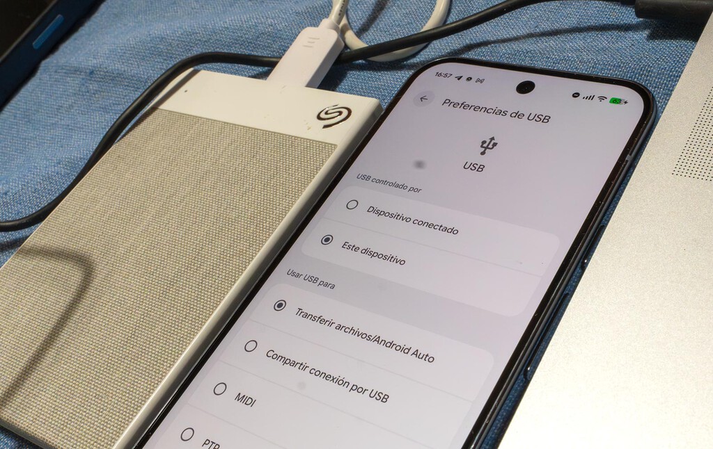 Si no tienes un disco duro a mano, tu móvil puede salvarte: tiene la habilidad de convertirse en memoria USB