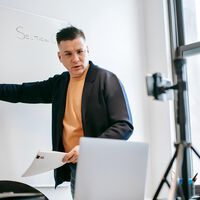 Los profes en Colombia ahora podrán certificarse en creación de contenido educativo gracias a este nuevo programa gratuito de TikTok y MinEducación  