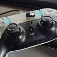 "¿Qué es esto? ¿Dónde va?". Desmontó su DualSense para eliminar el drift y le sobró una pieza