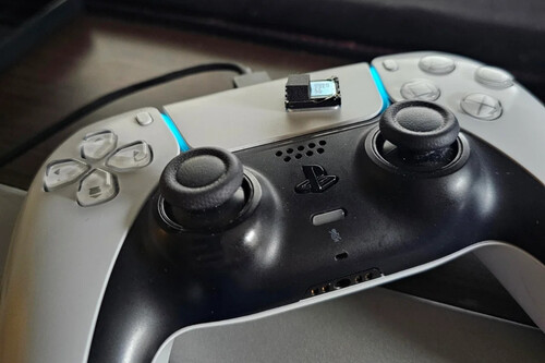 "¿Qué es esto? ¿Dónde va?". Desmontó su DualSense para eliminar el drift y le sobró una pieza