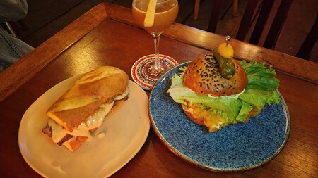 El bar con alma vintage que tiene los mejores cocteles de la temporada y conquista con más de 30 encurtidos para picar