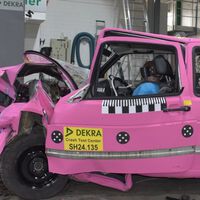 Teste de colisão entre um Golf II dos anos 1980 e um Golf VIII atual mostra que melhoras na segurança fazem toda a diferença entre morrer e apenas se ferir 