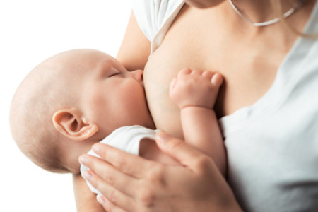 La lactancia materna, también protege los dientes del bebé