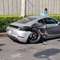 Patrulla de CDMX choca contra Porsche 718 Cayman de más de 1.5 millones de pesos