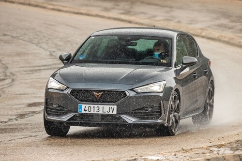 Probamos el CUPRA León e-Hybrid: un compacto deportivo híbrido enchufable con una buena pegada de 245 CV y etiqueta CERO