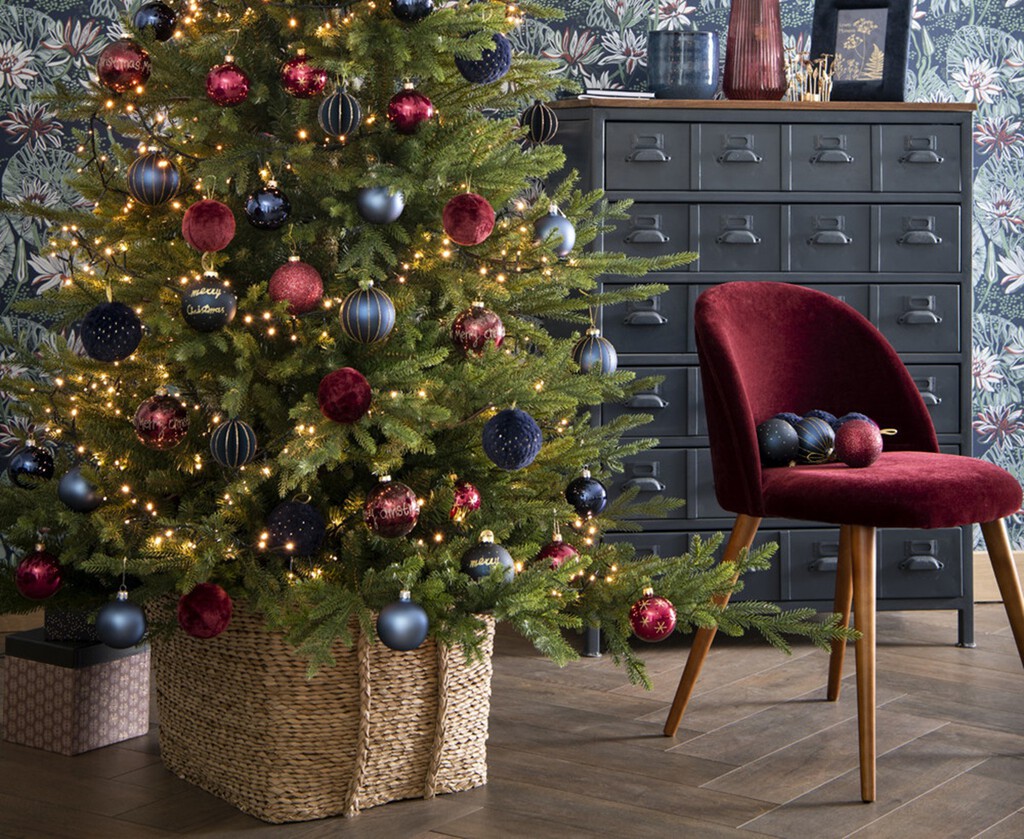 Cómo ocultar la base del árbol de Navidad con estilo para que quede bonita