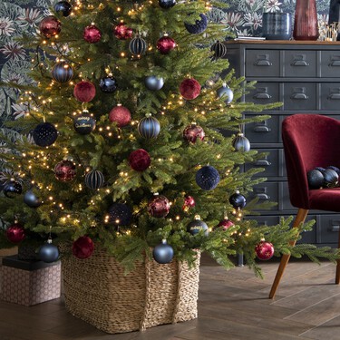 Adiós a los árboles de Navidad cutres: ocho ideas bonitas para ocultar las patas y tener un árbol de revista