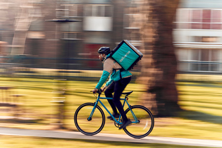 Condenan a Deliveroo por emplear a "falsos autónomos"