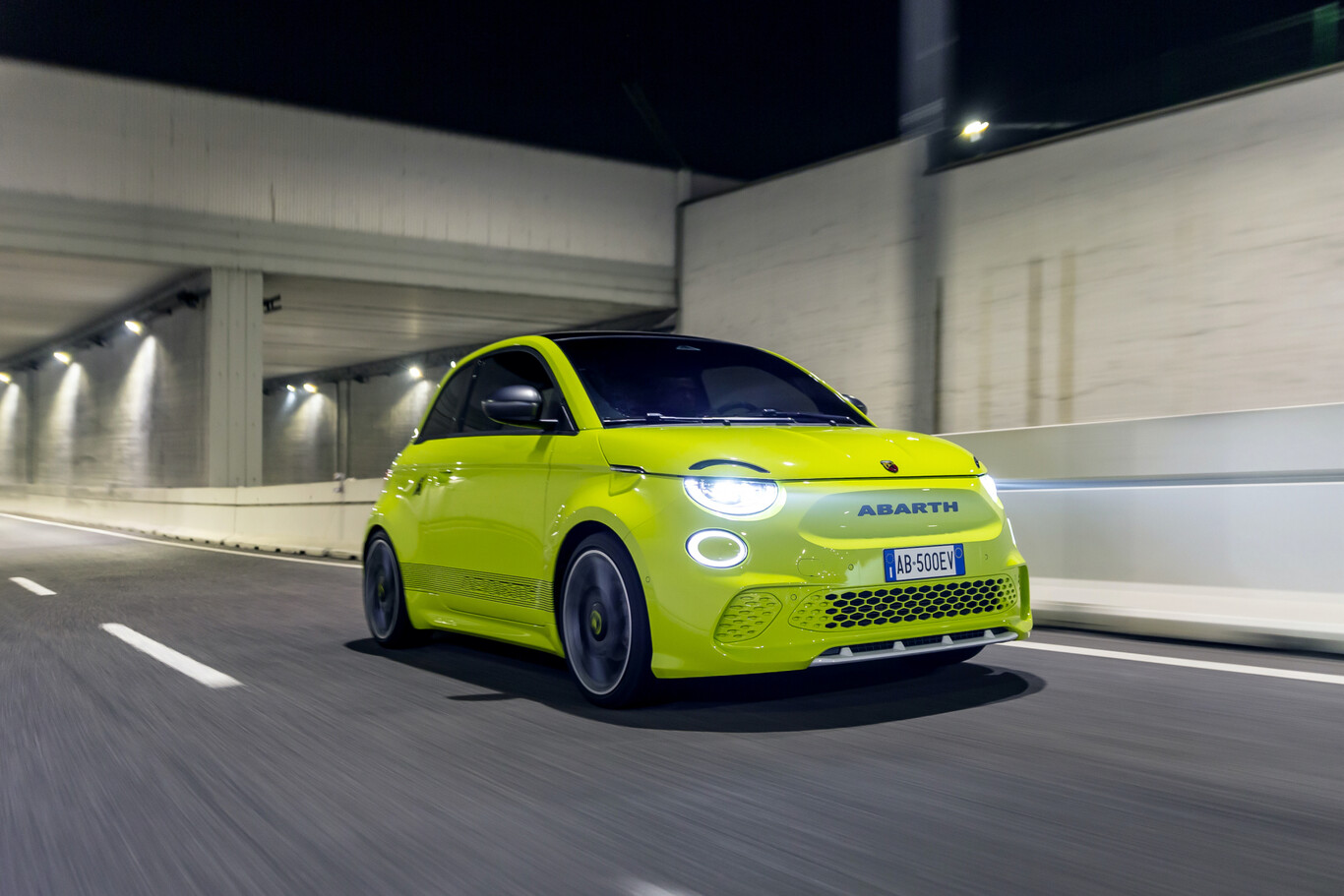 Probamos el Abarth 500e: un coche eléctrico urbano de capricho, muy rápido y divertido, que no deja indiferente a nadie