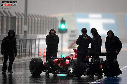 La lluvia paraliza los entrenamientos en el Algarve