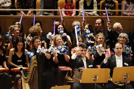 Concierto de música interpretada con juguetes, personajes infantiles y mucho color